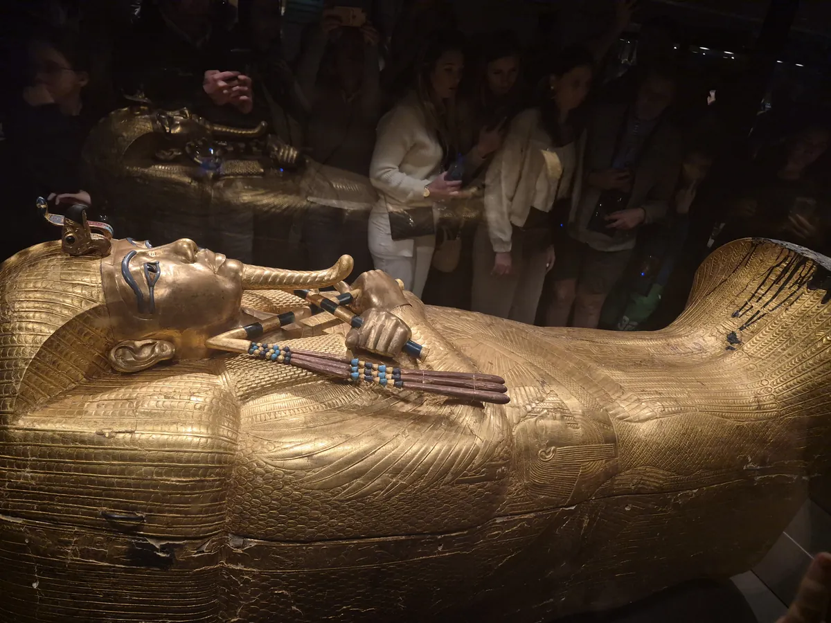 Złoty sarkofag ze zbiorów muzeum egipskiego